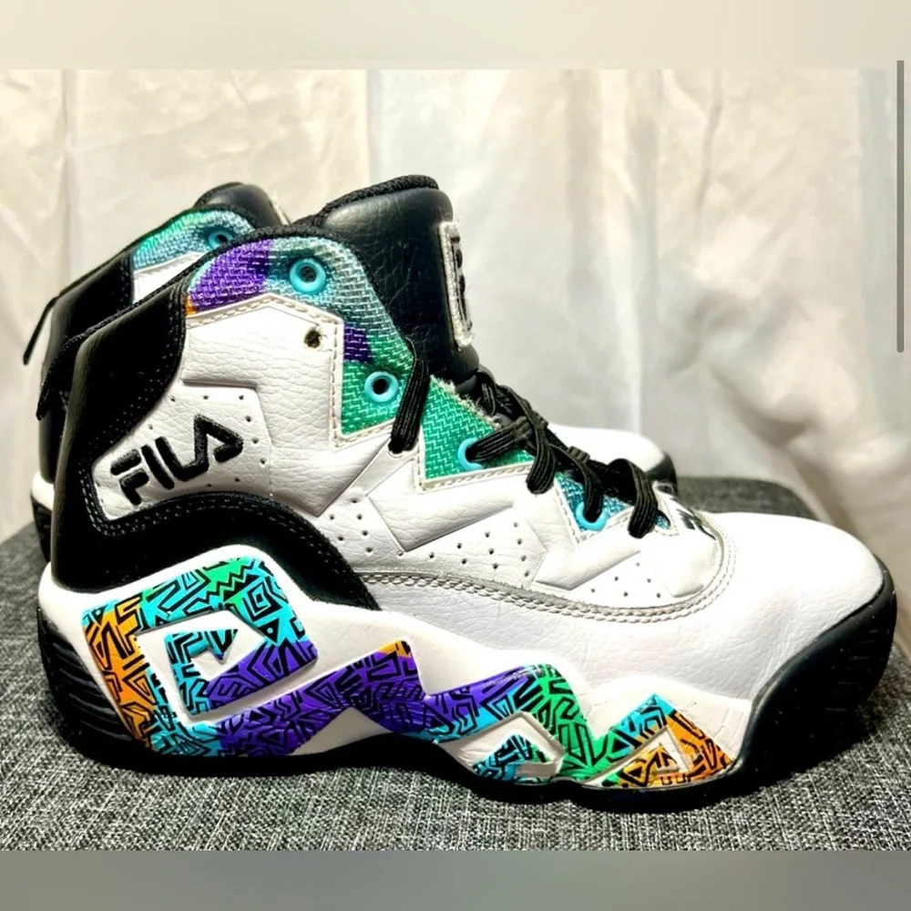 Fila Limited Edition Jamal Mashburn
Basketball sneaker Ltd Ed - Men 5.5/Women 7